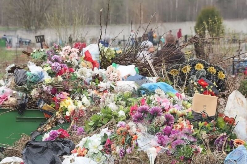 Штучні квіти на кладовищі