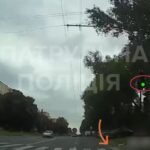 У Тернополі патрульні зупинили жінку, яка з дитиною переходила дорогу на червоний сигнал світлофора