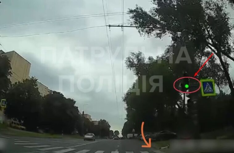 У Тернополі патрульні зупинили жінку, яка з дитиною переходила дорогу на червоний сигнал світлофора