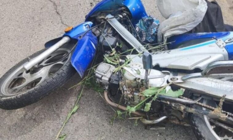 Хлопець на мотоциклу в'їхав у авто
