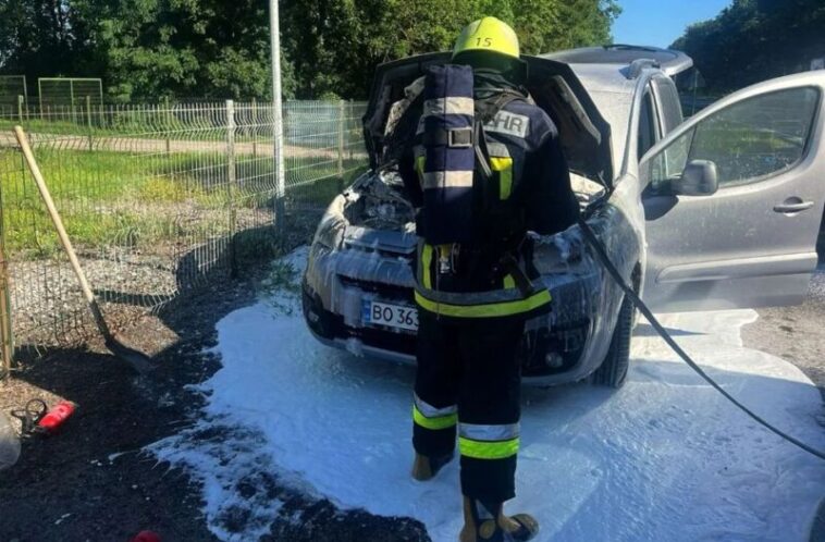 Горіла автівка на дорозі. Пожежа на Тернопільщині