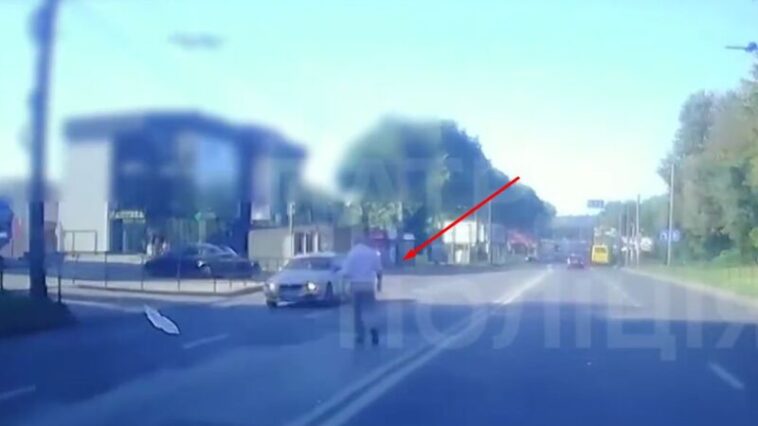 Гуляв по дорозі і створював аварійну ситуацію: у Тернополі оштрафували пішохода