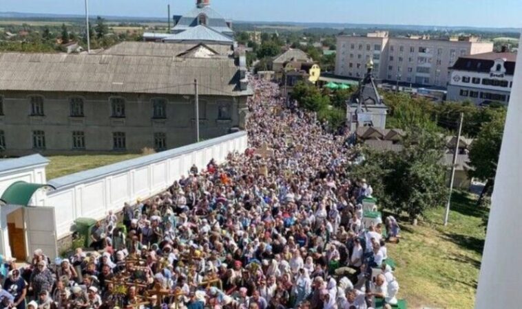 УПЦ мп прагне створити ілюзію масовості: викрили фейк про кількість учасників ходи до Почаївської лаври