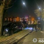 У Тернополі на дамбі "Тойота" зіткнулась з "Альфою" і в'їхала у дерево