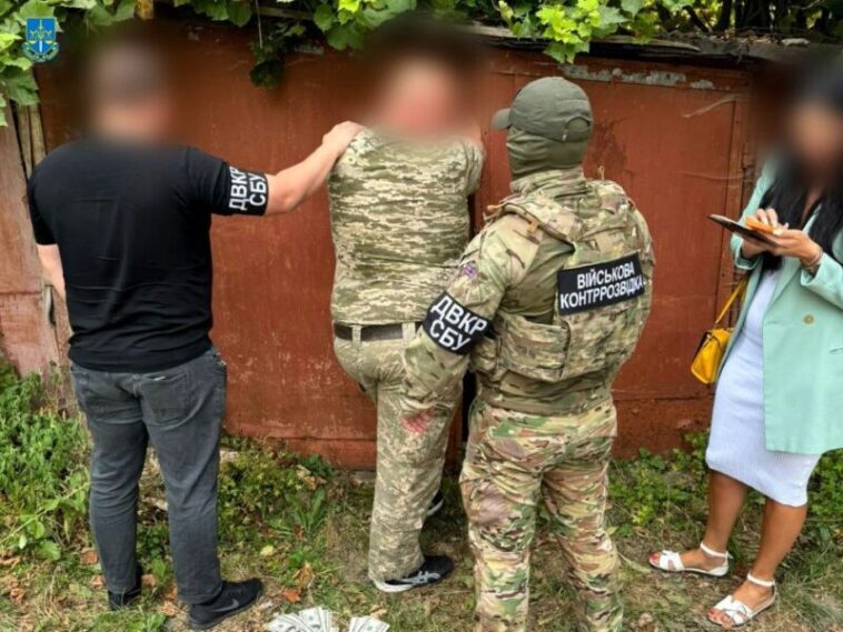 Працівник ТЦК з Кременеччини наживався на військових
