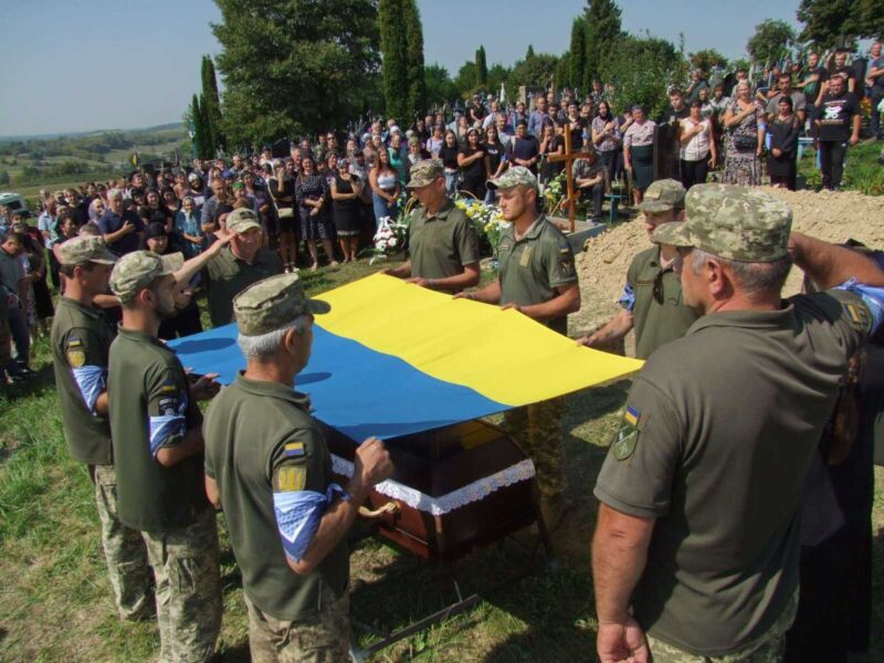 На Тернопільщині попрощалися з молодим захисником, який загинув у автокатастрофі