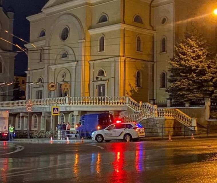 У Тернополі бус в'їхав у в церкву на Острозького