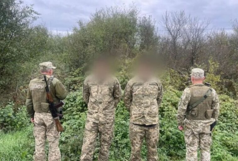 Одягнув військову форму, щоб потрапити до Угорщини