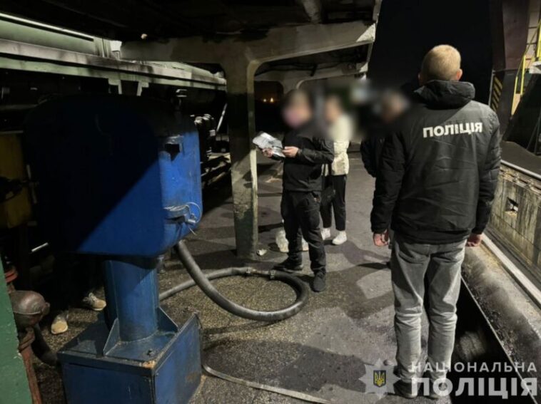На Тернопільщині затримали групу працівників депо, які зливали пальне з потягів