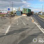 На Тернопільщині перекинулась вантажівка з металобрухтом