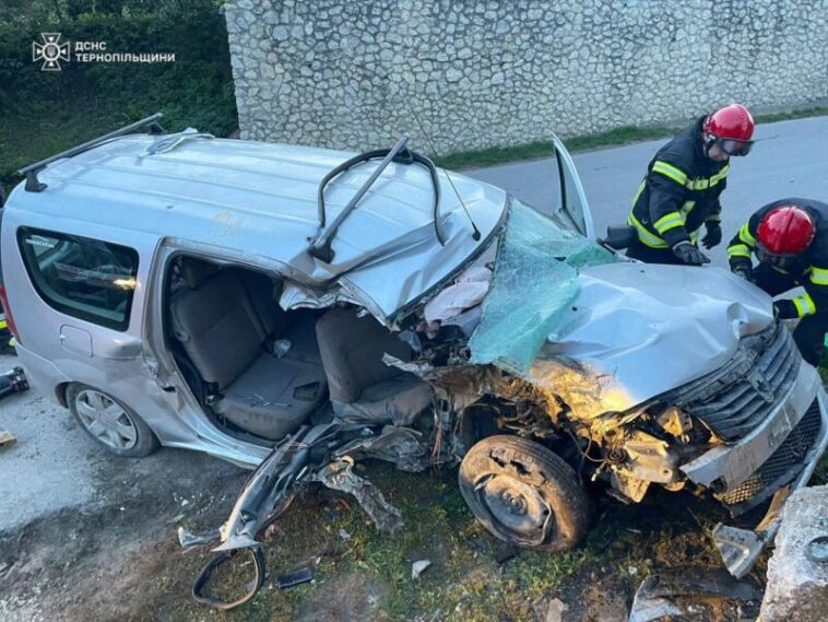 Смертельна ДТП на Тернопільщині: авто заїхало в огорожу