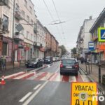 У центрі Тернополя водій на "Шкоді" збив жінку на переході
