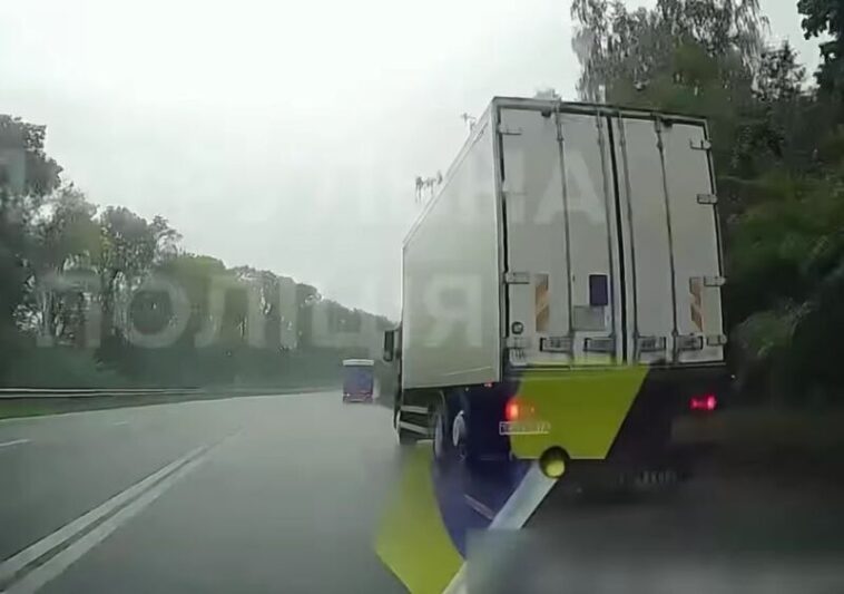 На Тернопільщині водій вантажівки забруднював дорогу