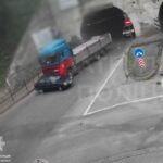 У Тернополі водій на вантажівці протягнув ЗАЗ від кільця до кільця