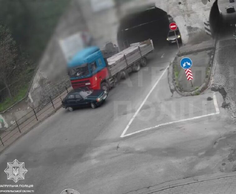 У Тернополі водій на вантажівці протягнув ЗАЗ від кільця до кільця