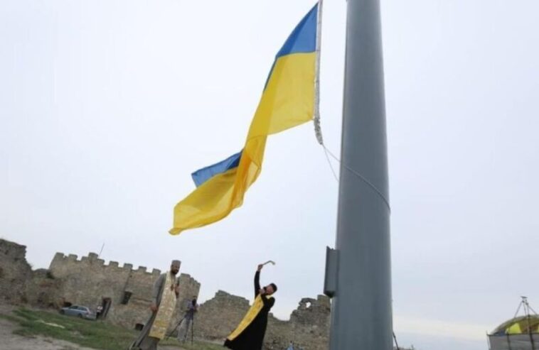 На Тернопільщині судитимуть посадовця який дав дозвіл на розміщення флагштока на горі Бона
