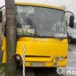 ДТП у Тернополі: на дамбі маршрутка в'їхала у стовп