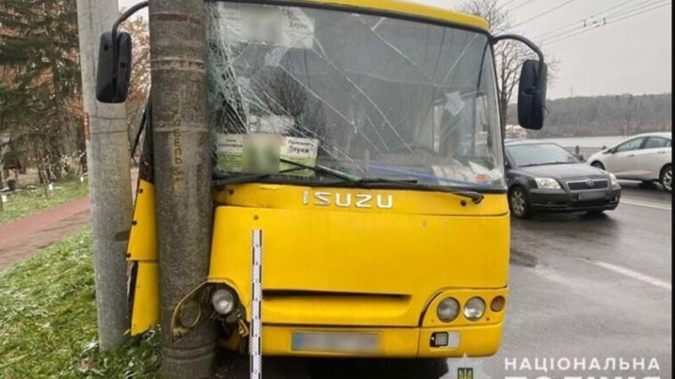 ДТП у Тернополі: на дамбі маршрутка в'їхала у стовп