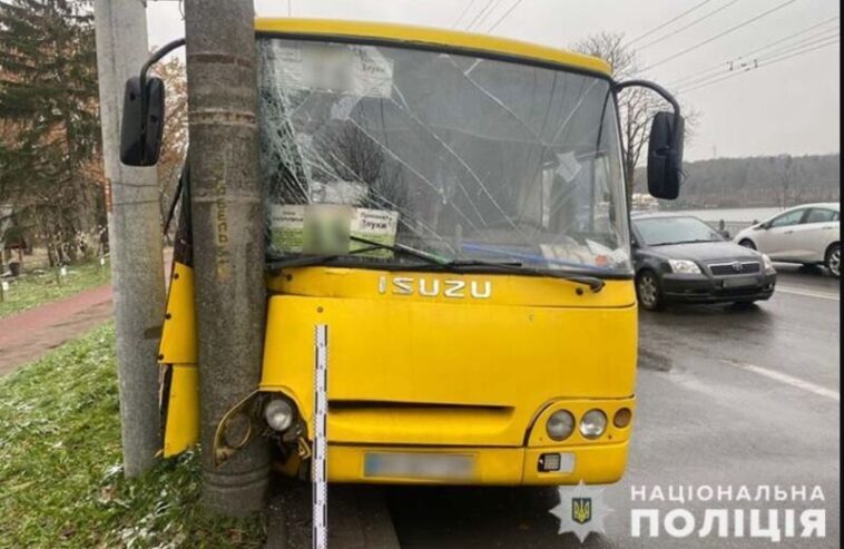 ДТП у Тернополі: на дамбі маршрутка в'їхала у стовп