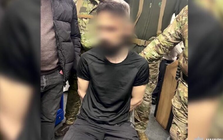 Поліцейські Тернопільщини затримали зловмисника, який вбив подружжя, поранив їхню родичку та втік