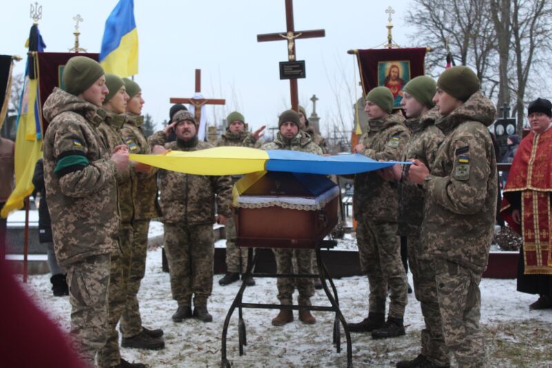 Біль і сльози: на Різдво додому назавжди повернувся захисник з Тернопільщини Роман Гаврилишин