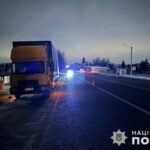 Смертельна аварія у Смиківцях: вантажівка збила жінку