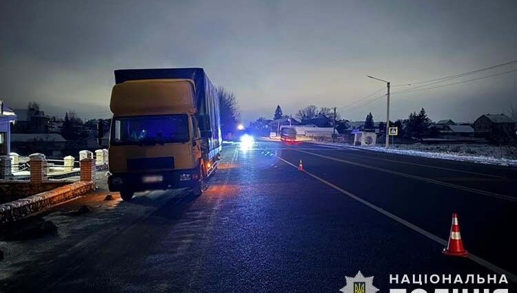 Смертельна аварія у Смиківцях: вантажівка збила жінку