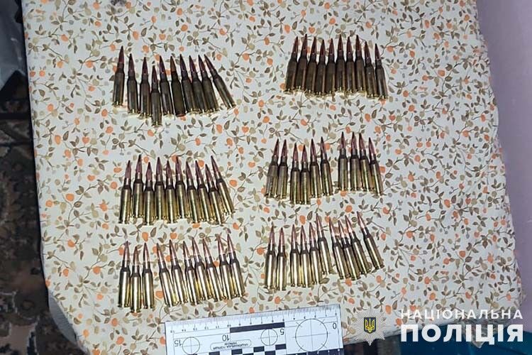 Раніше судима за вбивство жінка з Кременеччини погрожувала сусідам гранатою