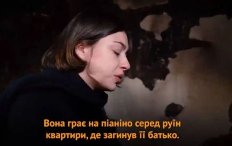 Аліна Ременець з Тернополя грає на піаніно серед руїн квартири, де загинув її батько