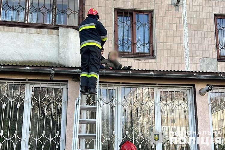 У Тернополі з третього поверху випав хлопчик