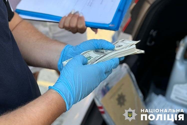 На Тернопільщині 23-річний чоловік вимагав 15000 доларів за допомогу в ухиленні від мобілізації