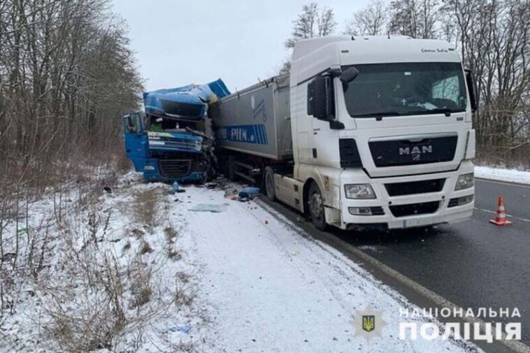 Водій в реанімації: подробиці ДТП на Тернопільщині, де зіткнулися вантажівки