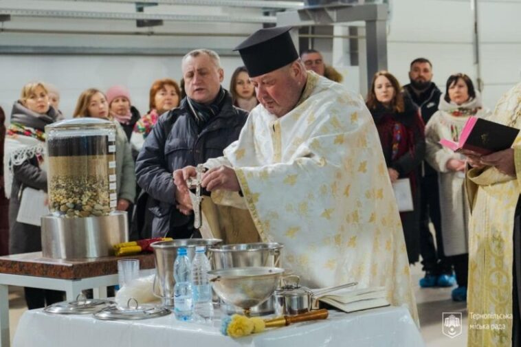 У Тернополі з кранів тече освячена вода