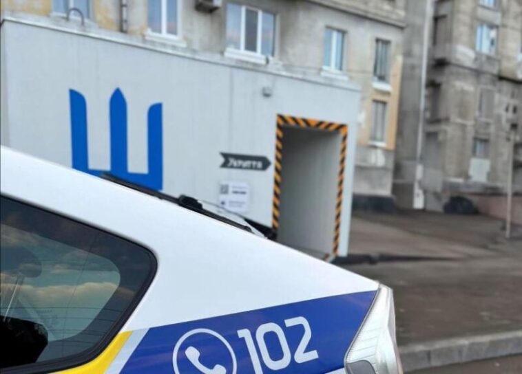 Тернополянки курили в мобільному укритті