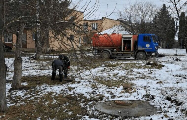 У Чорткові люди в унітаз зливають мобілки, одяг, банки, підгузники