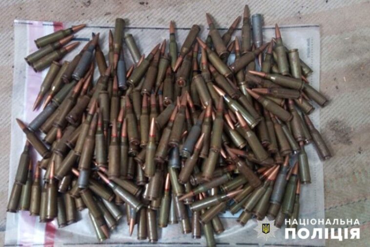 На Тернопільщині 23-річний чоловік зберігав бойові гранати та сотні патронів
