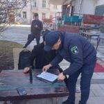 У Тернополі чоловік мив килими у сквері на Чорновола