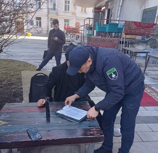 У Тернополі чоловік мив килими у сквері на Чорновола