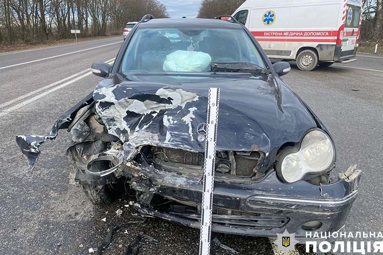 На Тернопільщині зіткнулися Mercedes і Dacia: є потерпілі