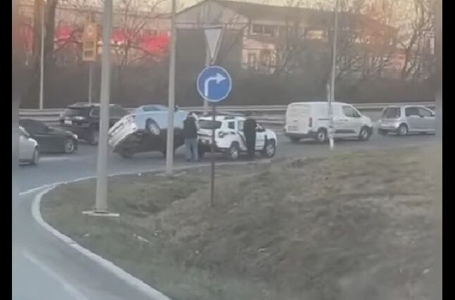 У Тернополі на об'їзній легковик "вискочив" на авто поліції