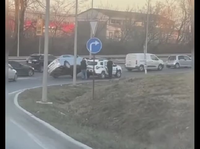 У Тернополі на об'їзній легковик "вискочив" на авто поліції