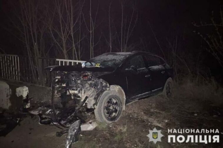 На Тернопільщині вночі водій на авто влетів у бетонну плиту