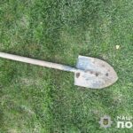 На Тернопільщині чоловік образив жінку і вона побила його лопатою по голові
