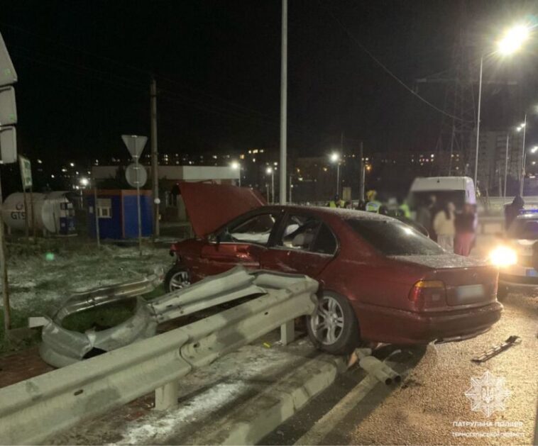 У Тернополі неповнолітній хлопець на "БМВ" влетів у відбійник