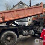 Трагічний випадок на роботі: 58-річного чоловіка придавило кузовом авто