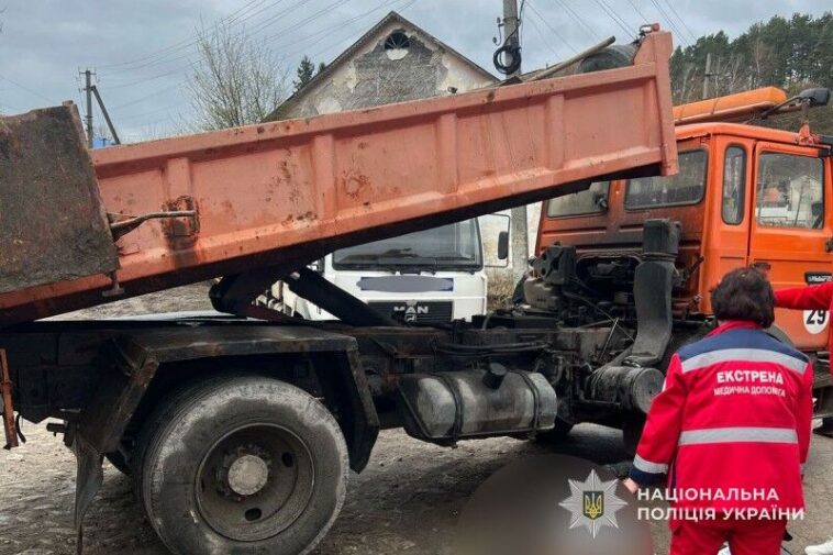 Трагічний випадок на роботі: 58-річного чоловіка придавило кузовом авто