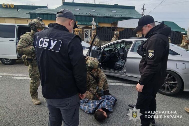 Хотіли 13000 доларів за втечу через кордон