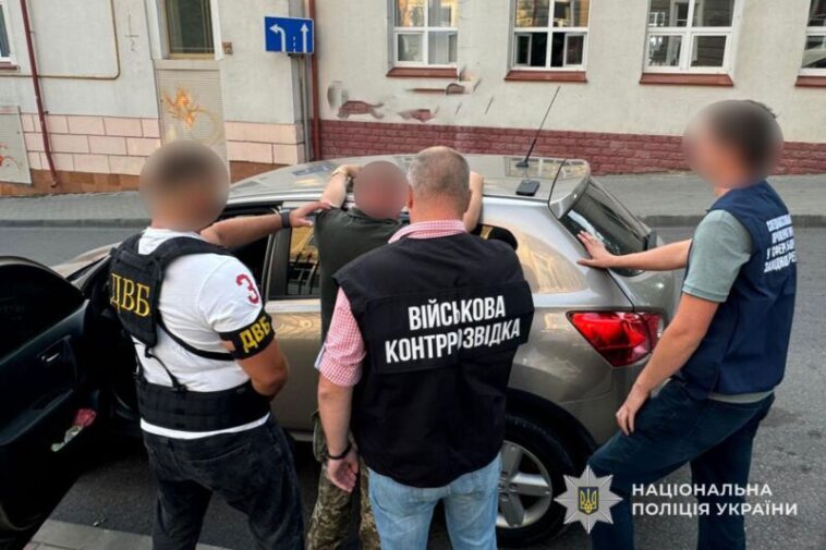 На Тернопільщині працівник ТЦК за 5000 доларів обіцяв звільнити чоловіка від військової служби