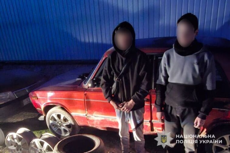 На гарячому спіймали двох підлітків, які грабували склад автозапчастин у Чистилові