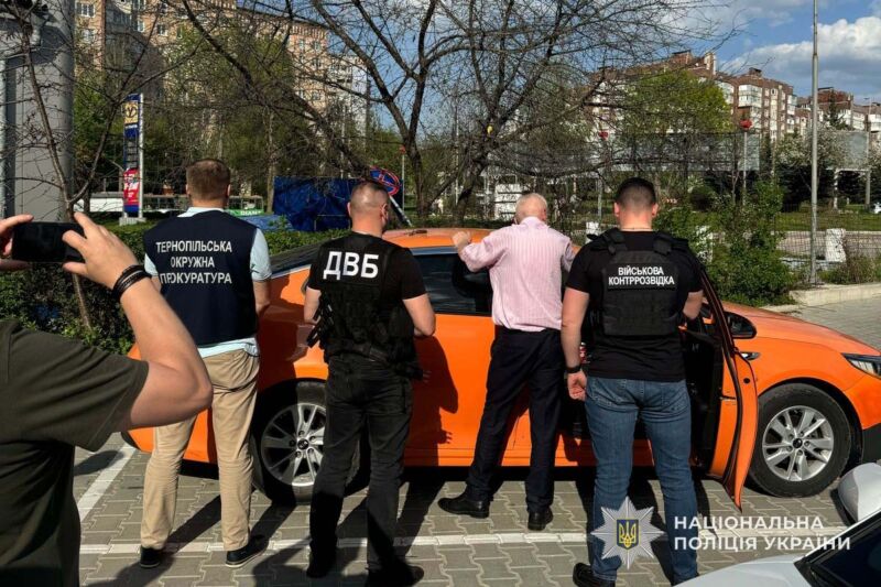 Посадовця університету в Тернополі затримали за підозрою у схемі з призовниками